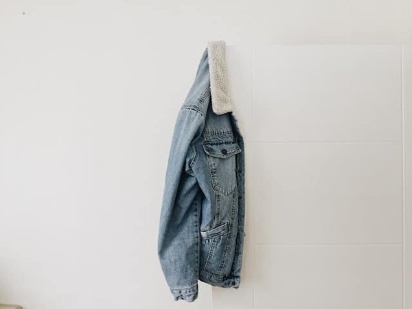 Comment personnaliser une veste en denim avec des patchs sans tomber dans l'excès?