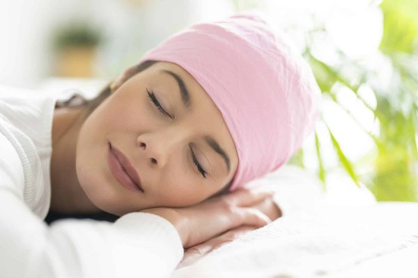 Quelle méthode utiliser pour nouer un foulard long autour du cou avec élégance?