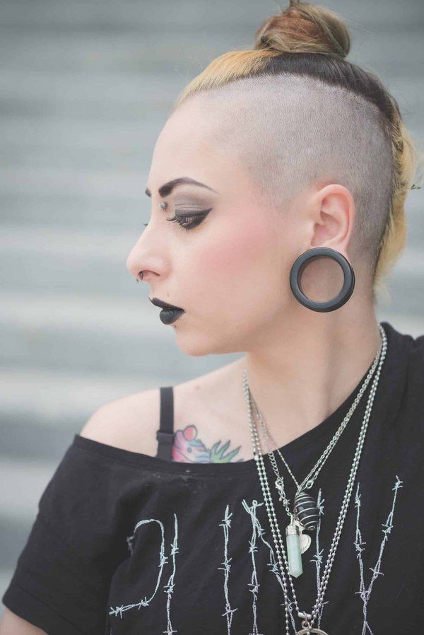 Comment intégrer des éléments de la mode punk dans une tenue quotidienne sans être trop rebelle ?
