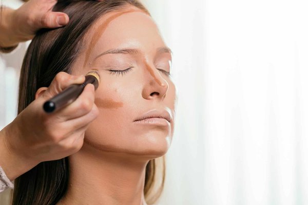 Comment appliquer la règle du contouring pour un visage carré?