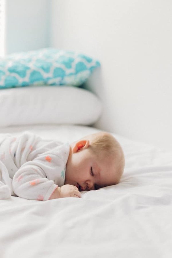 Quelles stratégies adopter pour dormir suffisamment malgré un bébé neuf?